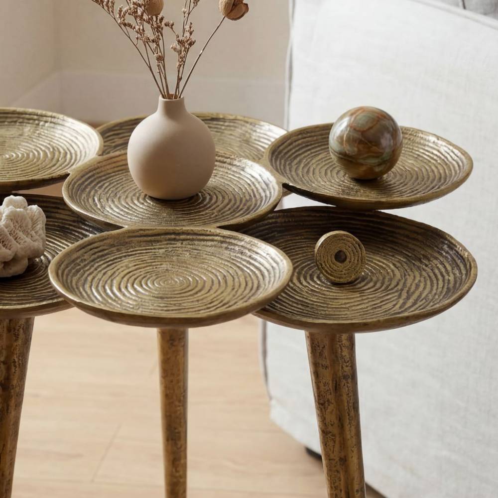 Strukturierte goldfarbene Metallschalen des Beistelltisches mit sechs Ablagen – Mezzo