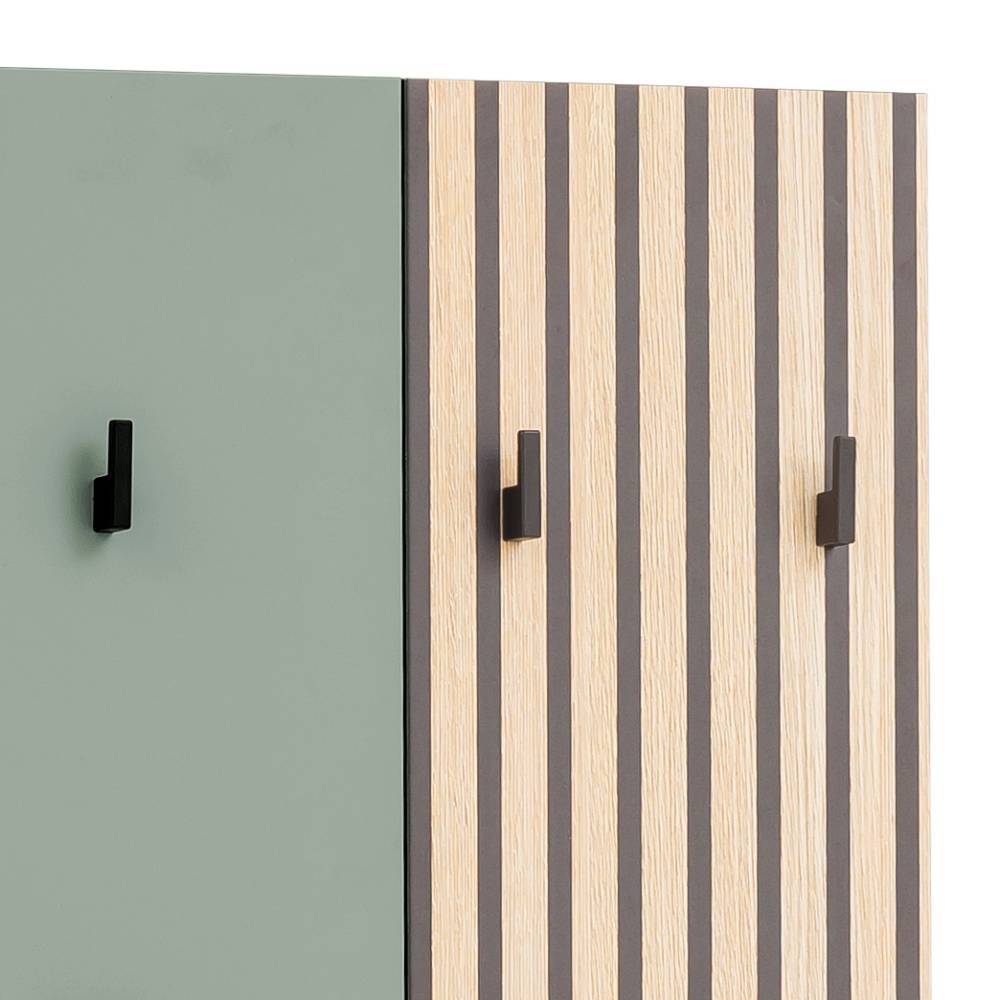 Garderobenhaken in Schwarz an der grünen und Holzlamellen-Garderobe für Jacken – Sianner