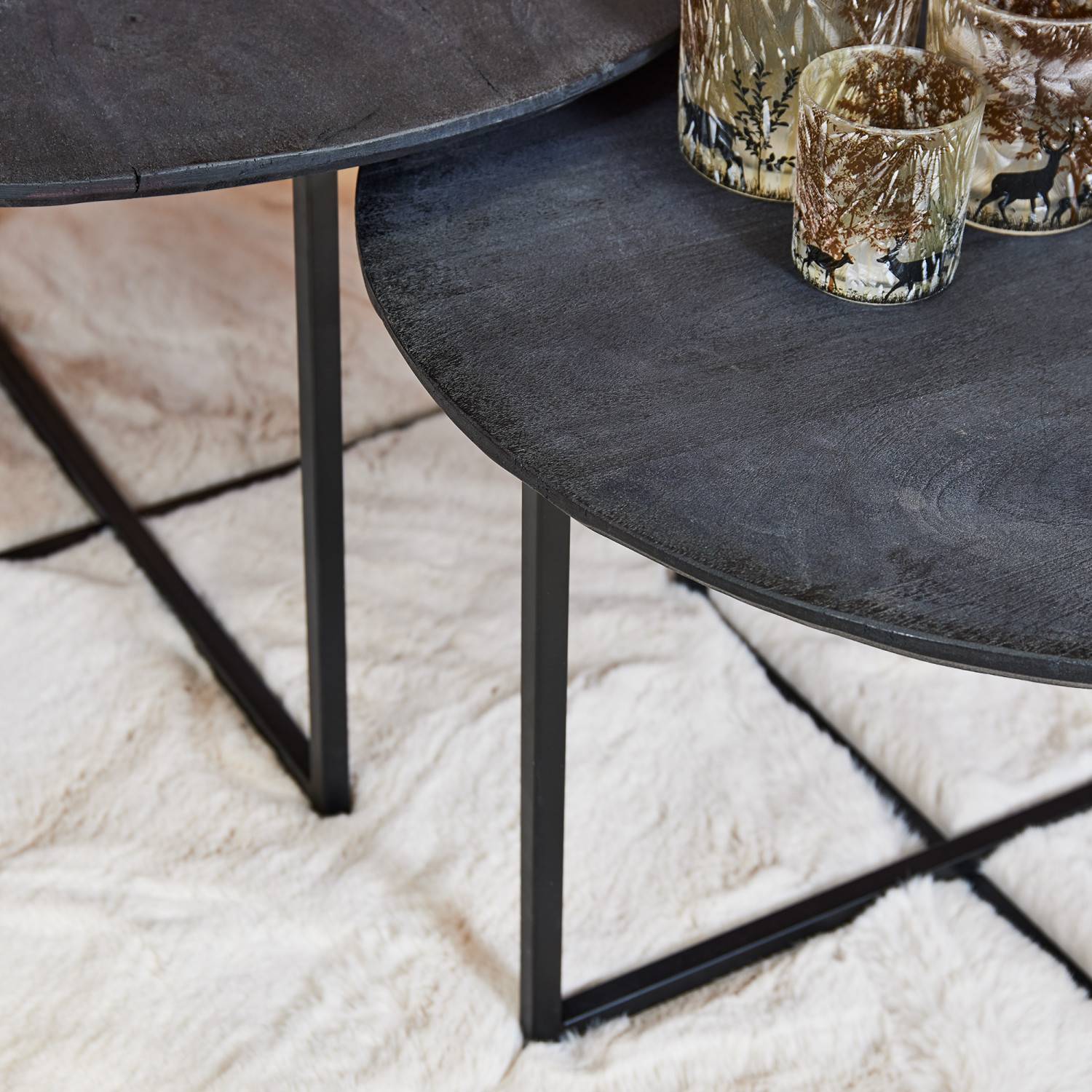 Rundes 2er Couchtisch Set aus lackiertem Massivholz mit dunkler Oberfläche – Unatoni