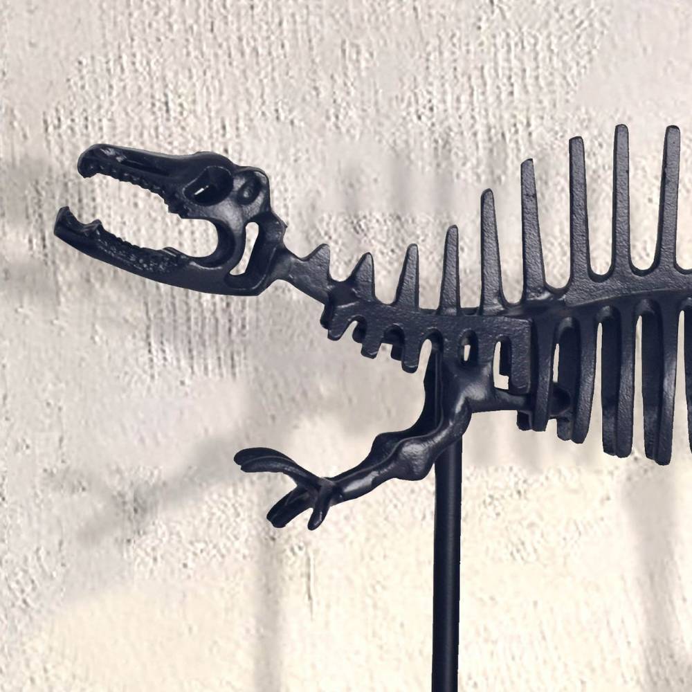 Schwarze Metall Dinosaurierskelett Skulptur mit detailliertem Kopf und offenem Kiefer – Marzias