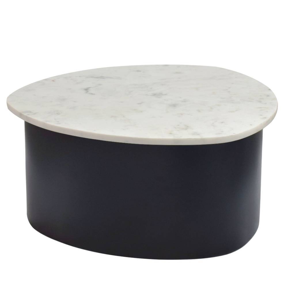 Freigestellter Design-Couchtisch mit weiß-grauer Marmorplatte und schwarzem Untergestell – Lameiro
