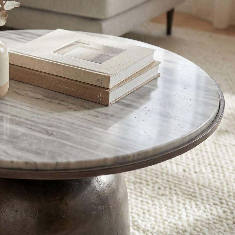 Runder Couchtisch mit grauer Marmorplatte und feiner Maserung – Vuressa