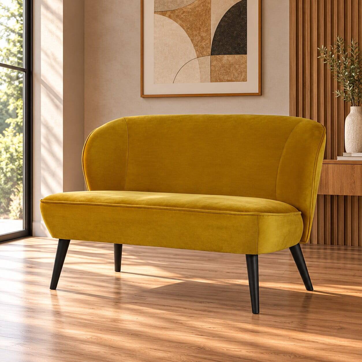 Gelbes Samt Sofa Mid Century mit schwarzen Holzbeinen im Wohnzimmer – Ramia