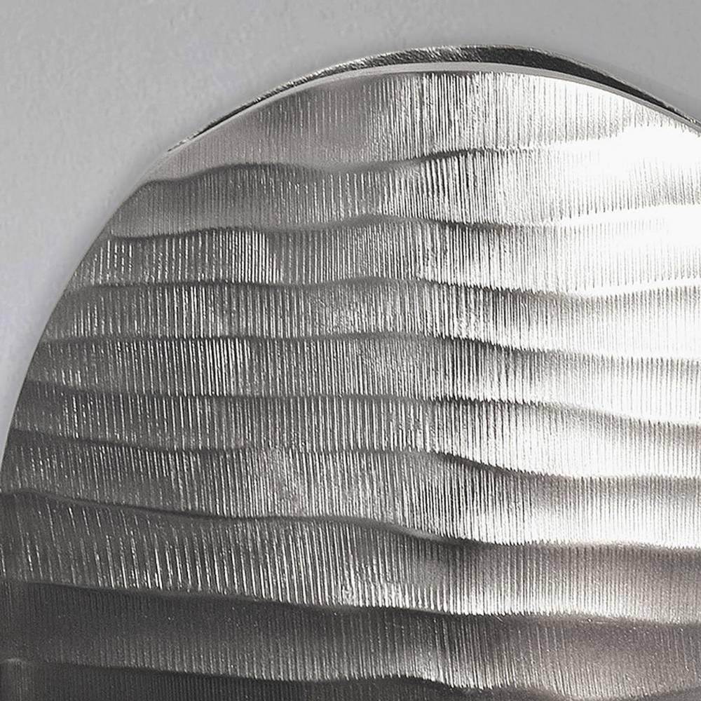 Strukturierte Aluminium Dekovase in Silber mit Wellenmuster im Detail – Barma