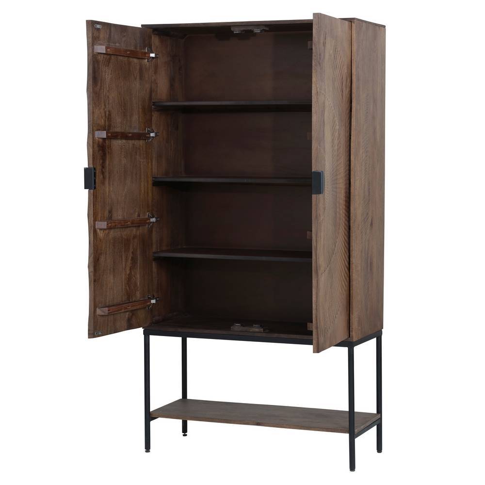 Geräumiges Highboard aus Mangoholz mit offenen Türen und praktischen Ablagefächern auf schwarzem Metallgestell – Epos