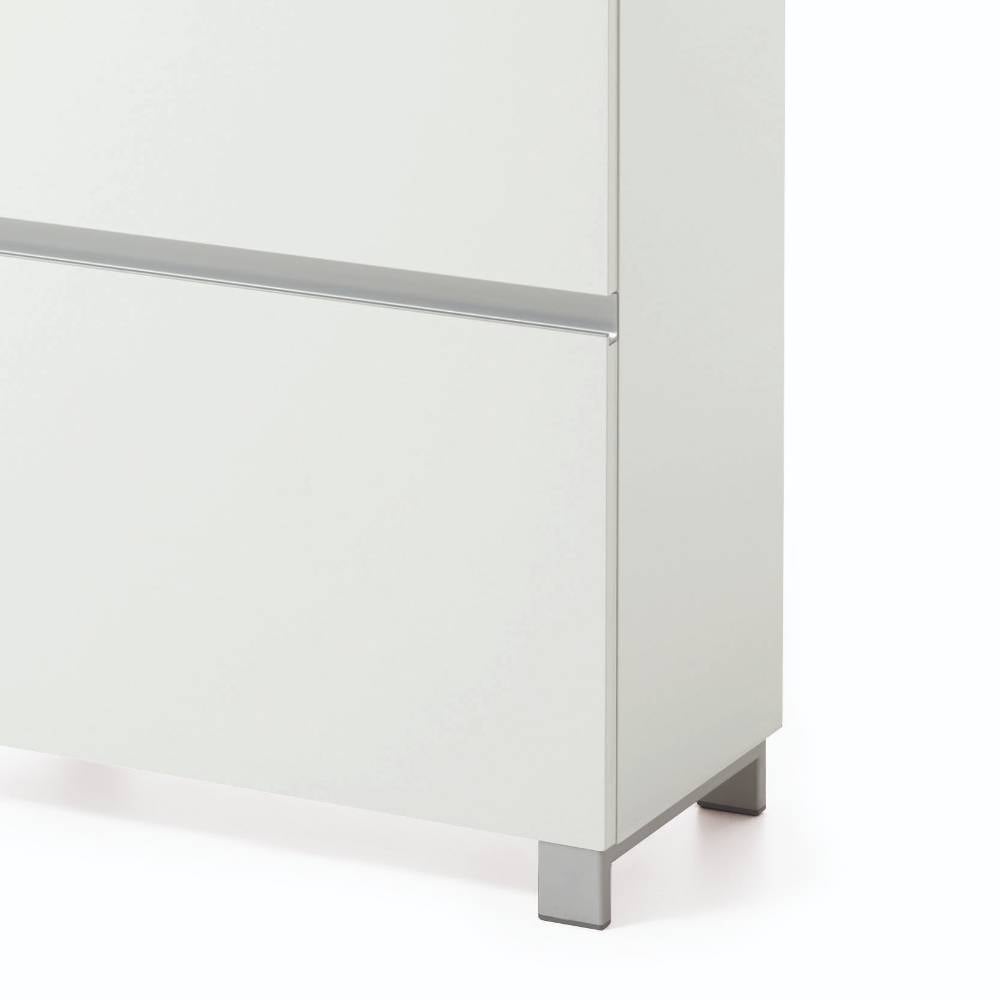 Weißer Schuhschrank mit silbernen Griffleisten und eleganten Füßen – Danita