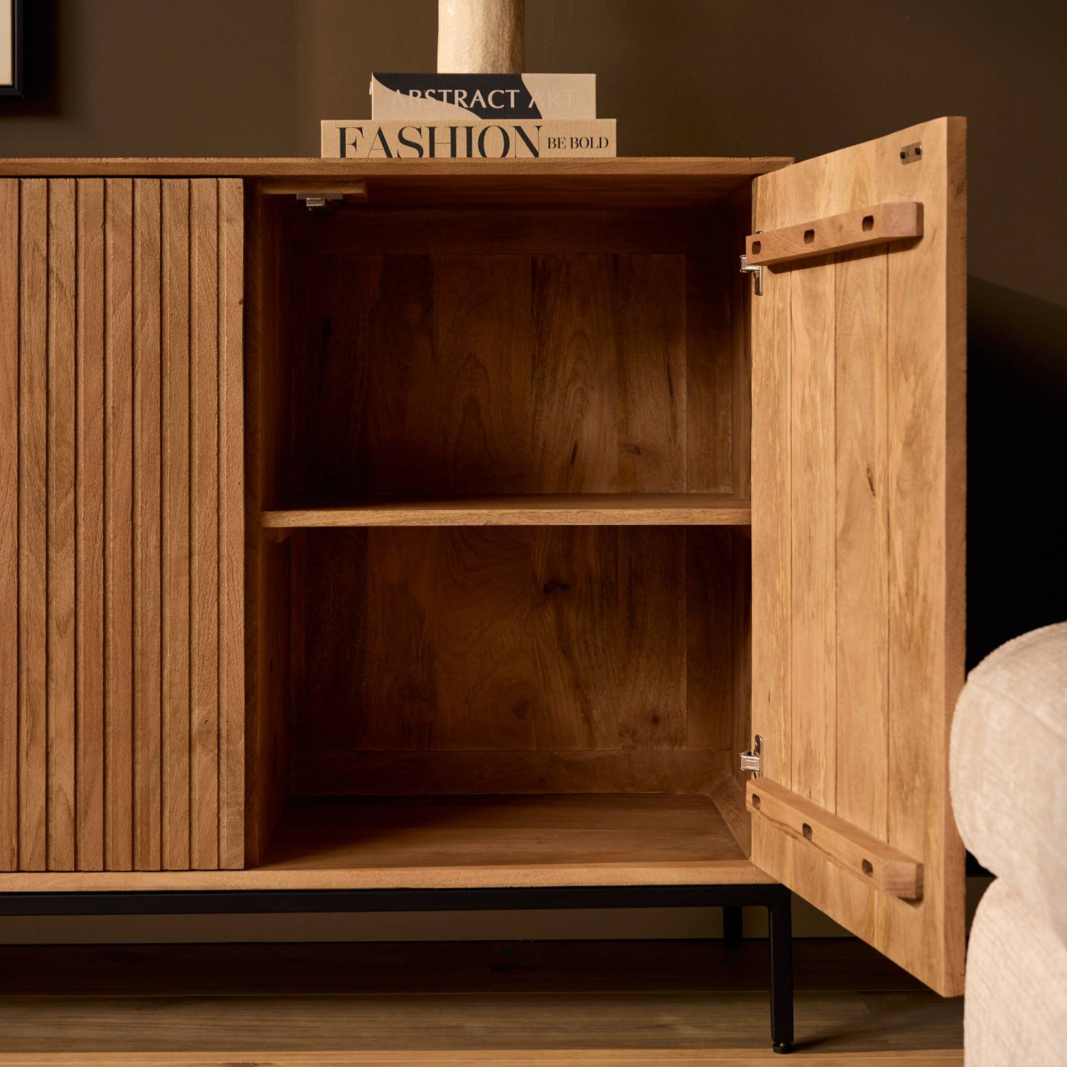 Mangoholz Sideboard mit offener Tür, zwei Ablagefächern und vertikal geriffelter Front – Kojas