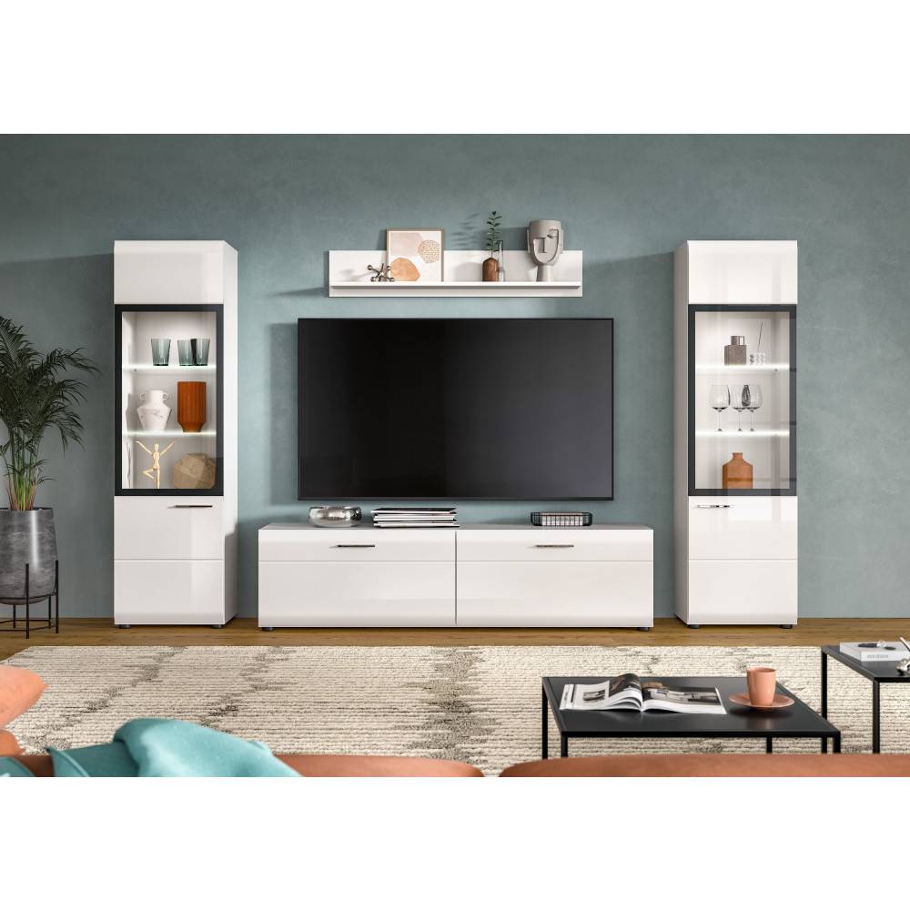 Glänzende weiße Wohnzimmermöbel mit TV-Board und hohen Vitrinen in eleganter Umgebung – Clona