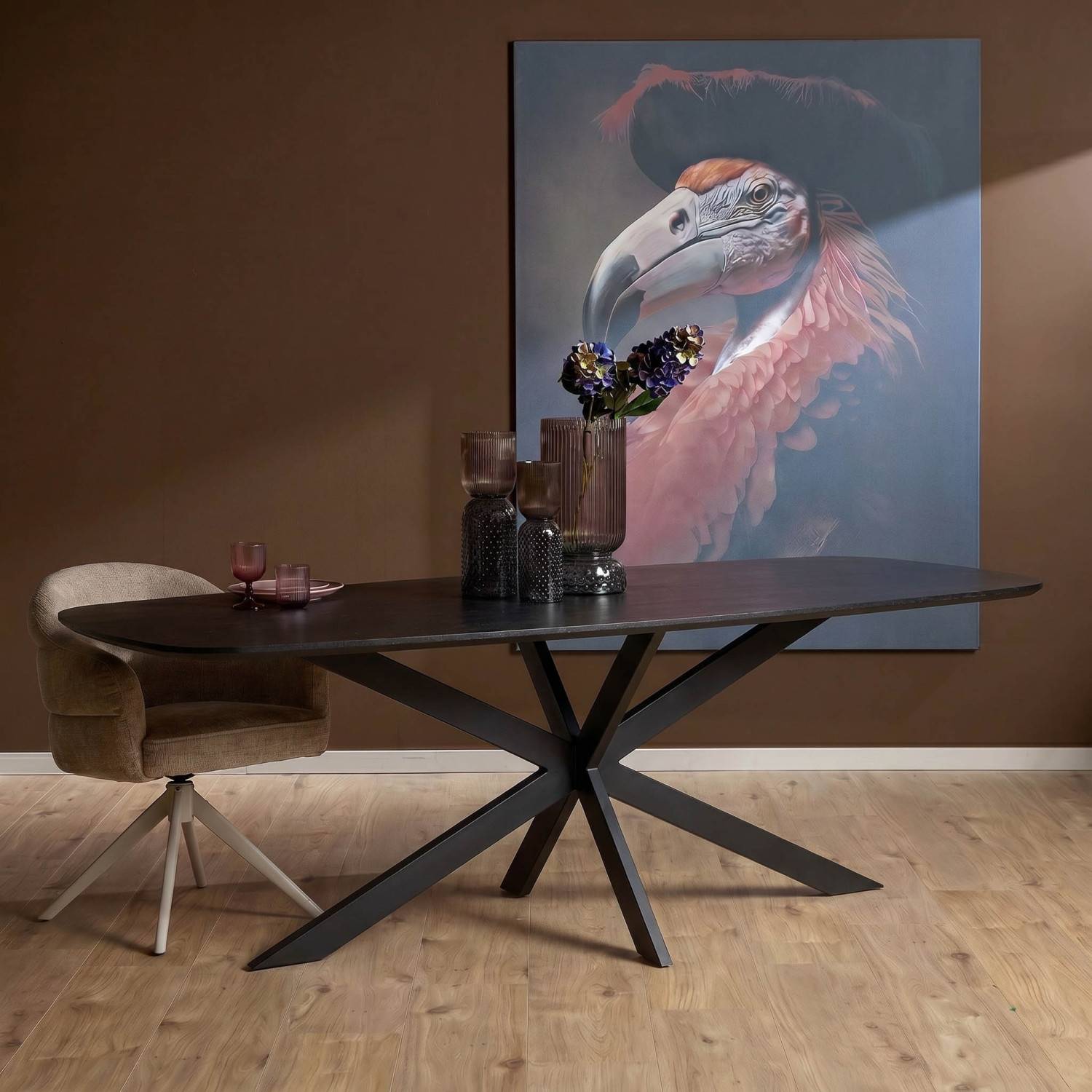 Moderner schwarzer Esstisch mit ovaler Platte und Kreuzfuß aus Metall im Esszimmer – Liverpool
