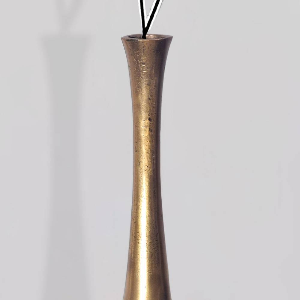 Goldene Aluminium Bodenvase mit elegantem schmalem Hals und strukturierter Oberfläche – Cacillo