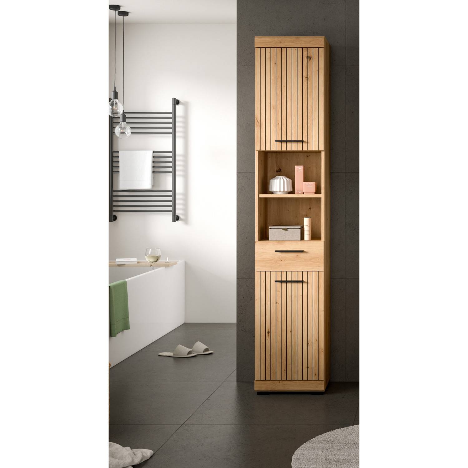 Hoher Badezimmerschrank in Holzoptik mit offenen Fächern für Handtücher und Badutensilien – Lasewood