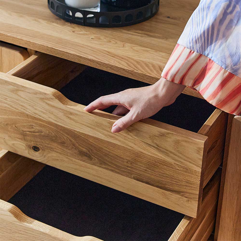 Geöffnete Schublade des Eichenholz-Sideboards mit praktischem schwarzem Innenfutter – Laida