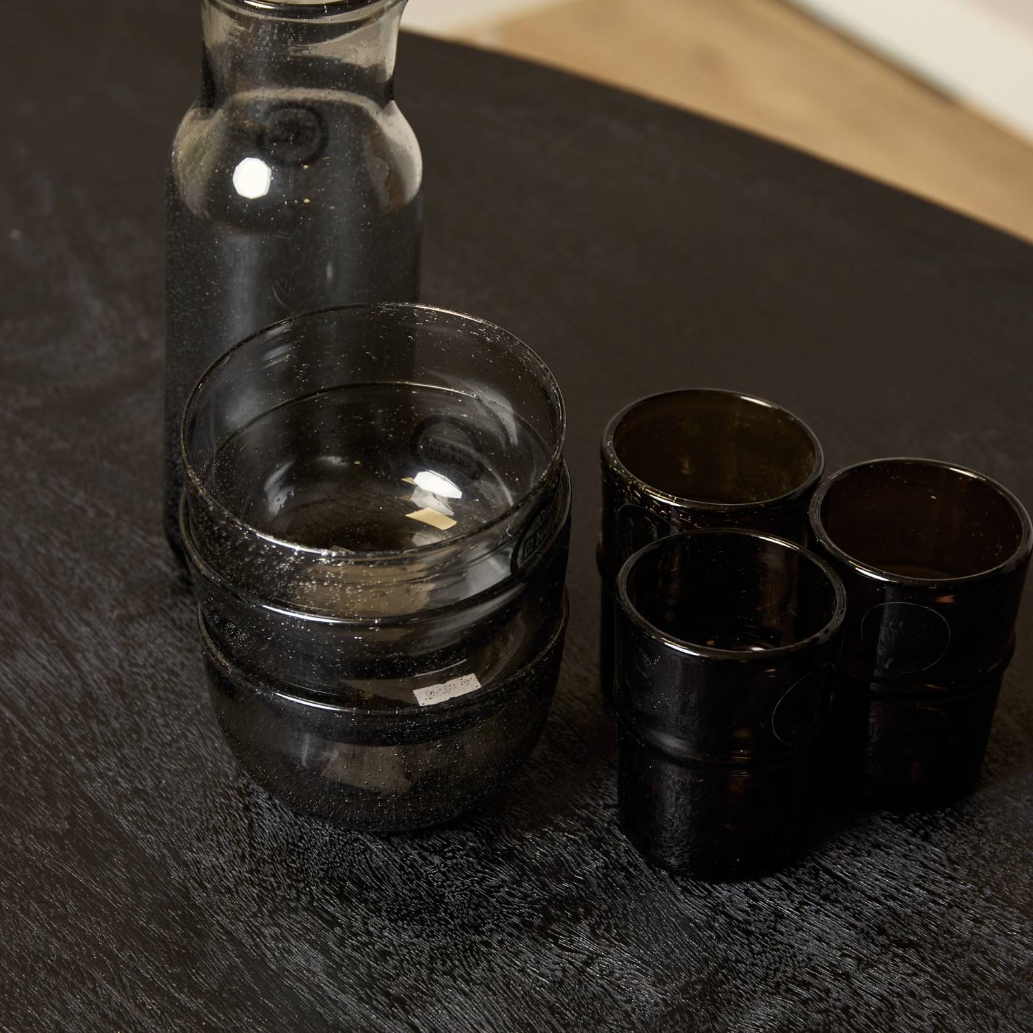 Ovale schwarze Tischplatte mit mattem Finish und dezenter Oberflächenstruktur – Krems