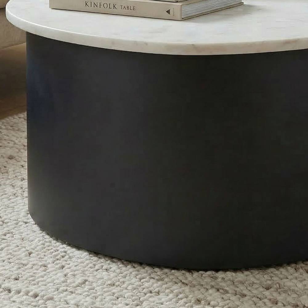 Elegante schwarze Basis des ovalen Sofatisches mit weiß-grauer Marmorplatte im Detail – Lameiro