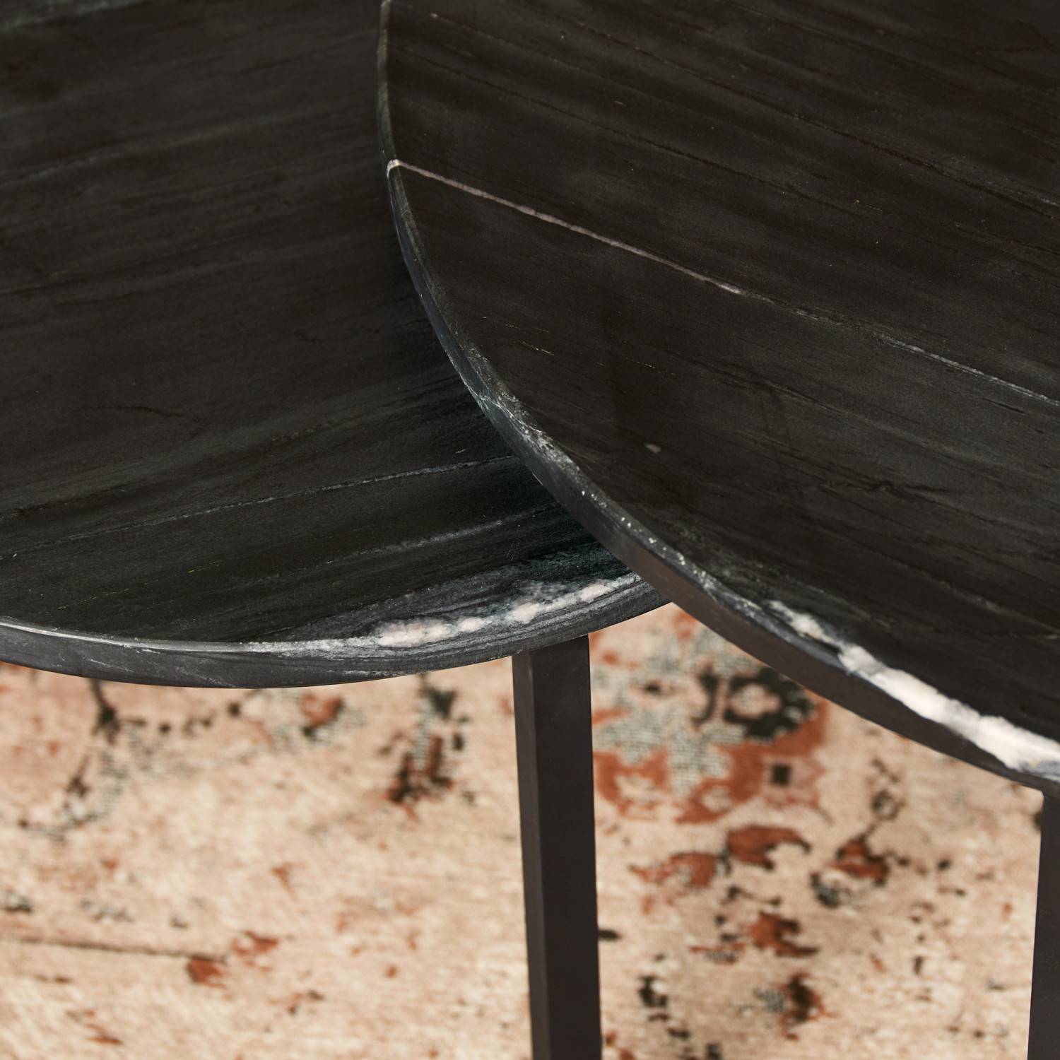 Schwarze Marmorplatten mit weißen Maserungen auf schwarzem Metallgestell der Beistelltische im 2er Set – Trokania