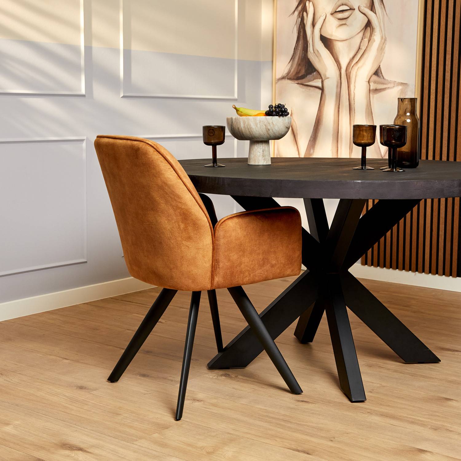 Goldener Küchensessel im Retro-Design mit Samtbezug und schwarzen Metallbeinen von hinten – Lardosia