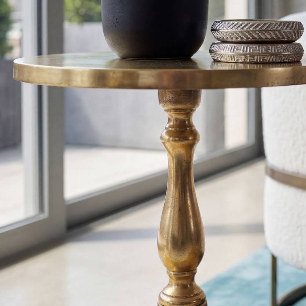 Goldener Aluminium Beistelltisch mit strukturierter runder Tischplatte und gedrechseltem Fuß – Lasina