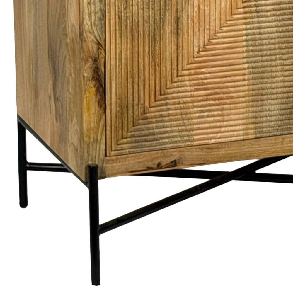 Schwarzes Metallgestell und unterer Korpus der Mangoholz-Kommode – Beato
