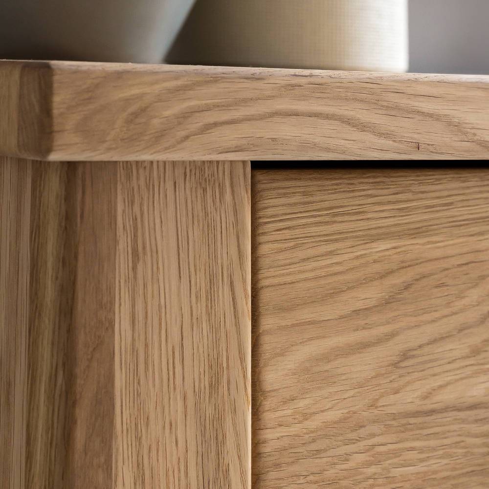 Oberer Abschluss des Sideboards mit sichtbarer Holzstruktur und Maserung – Riostar