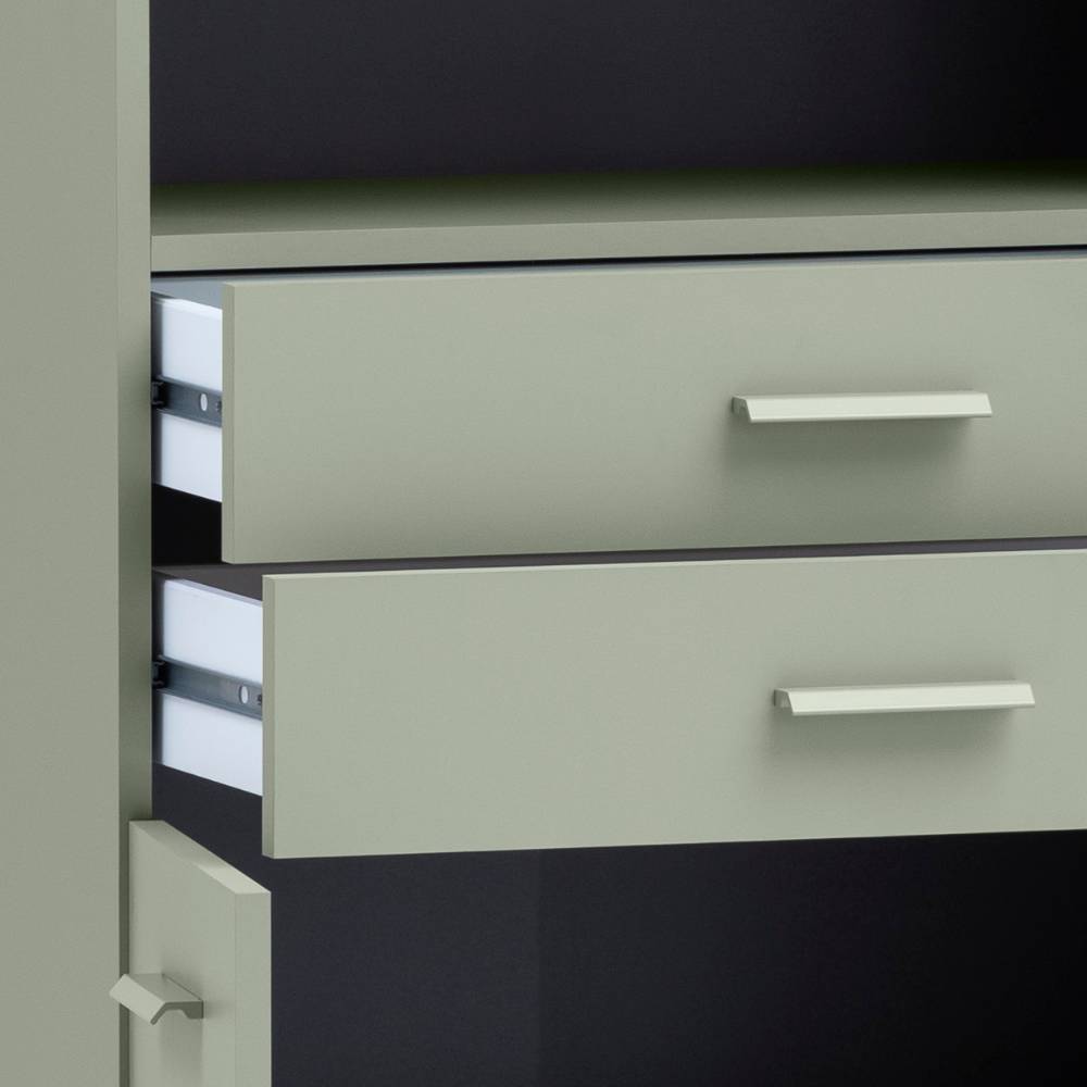 Zwei geöffnete Schubladen des graugrünen Badezimmer Highboards mit Metallgriffen – Holin