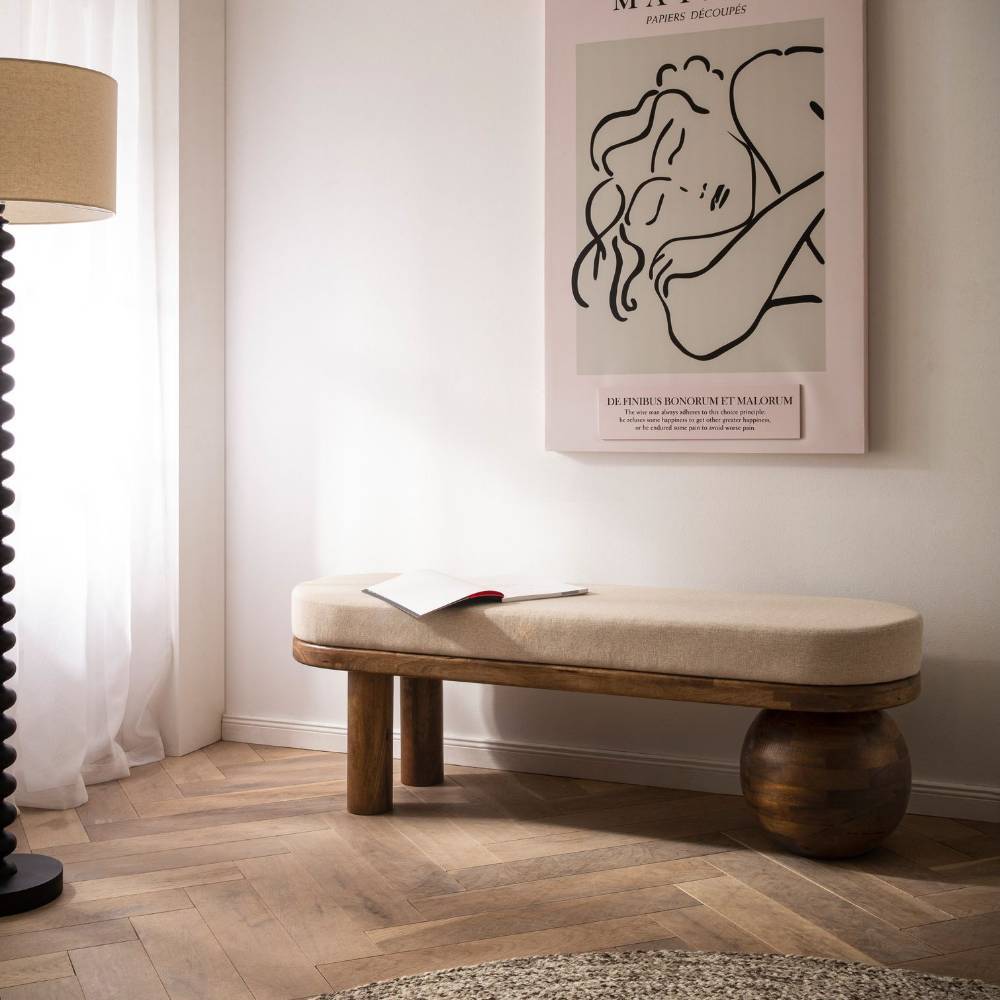 Moderne Designbank aus Mangoholz mit beigem Polster und einzigartigen Beinen im Wohnzimmer – Enloy