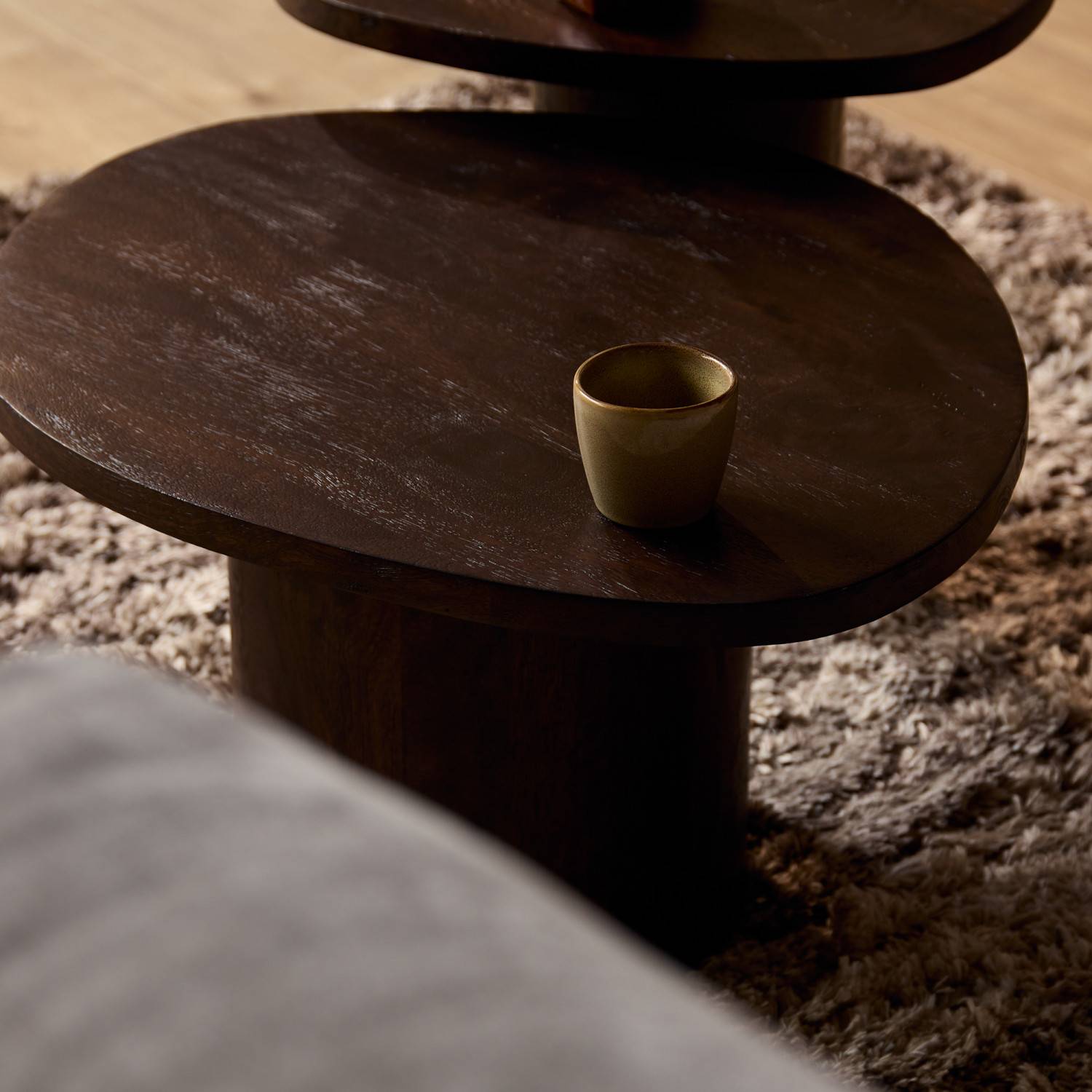 Brauner ovaler Satztisch aus Mangoholz als Couchtisch im Wohnzimmer – Tamdato
