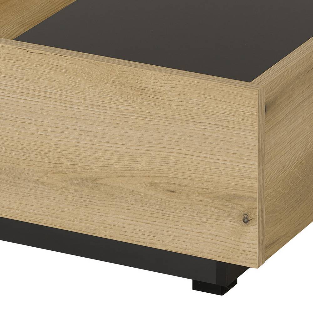 Eckdetail des Couchtisches in Eiche Holzoptik mit sichtbarer Maserung und schwarzer Sockelplatte – Addara