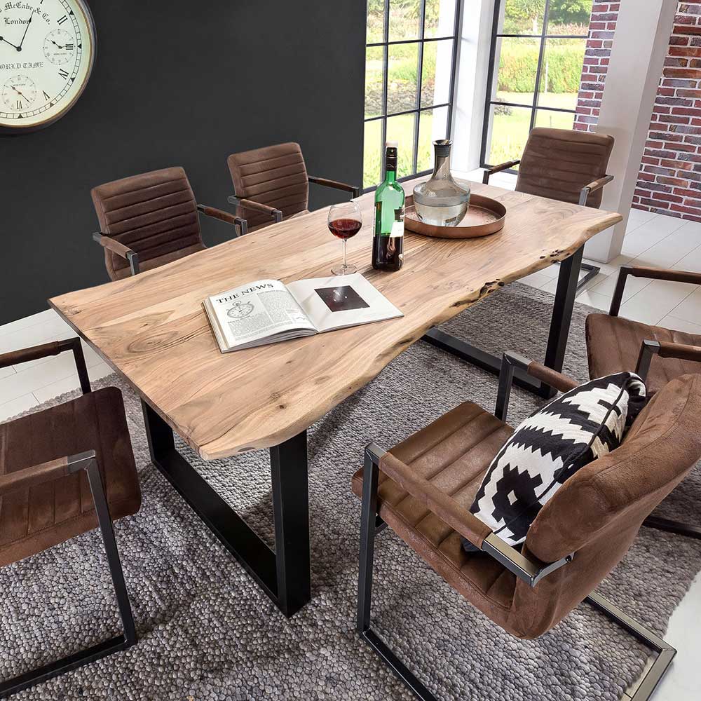 Akazienholz Esstisch mit natürlicher Baumkante und schwarzen Metallbeinen im modernen Esszimmer – Lician