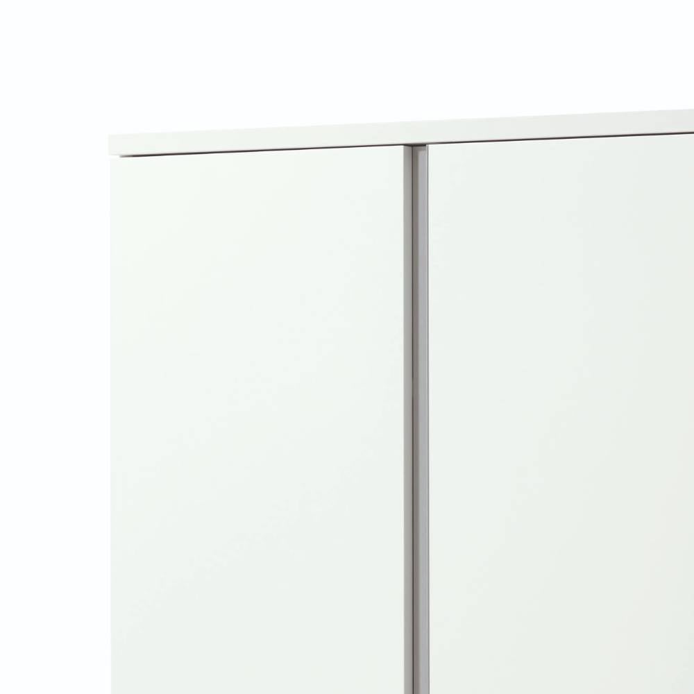 Weißer Kleiderschrank mit zwei Türen und eleganter Metall-Profilleiste – Holdywas