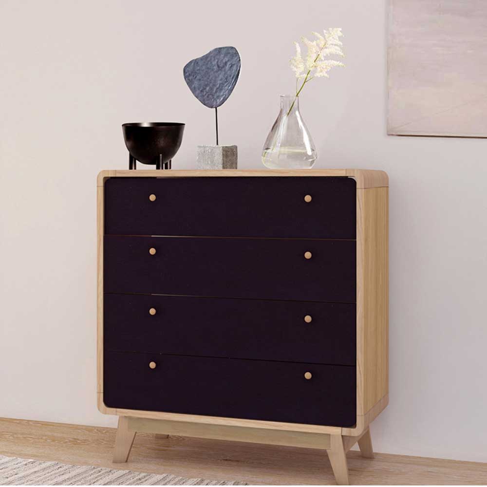 Scandi Chic Kommode aus hellem Holz mit vier dunklen Schubladen und runden Holzgriffen – Sondros