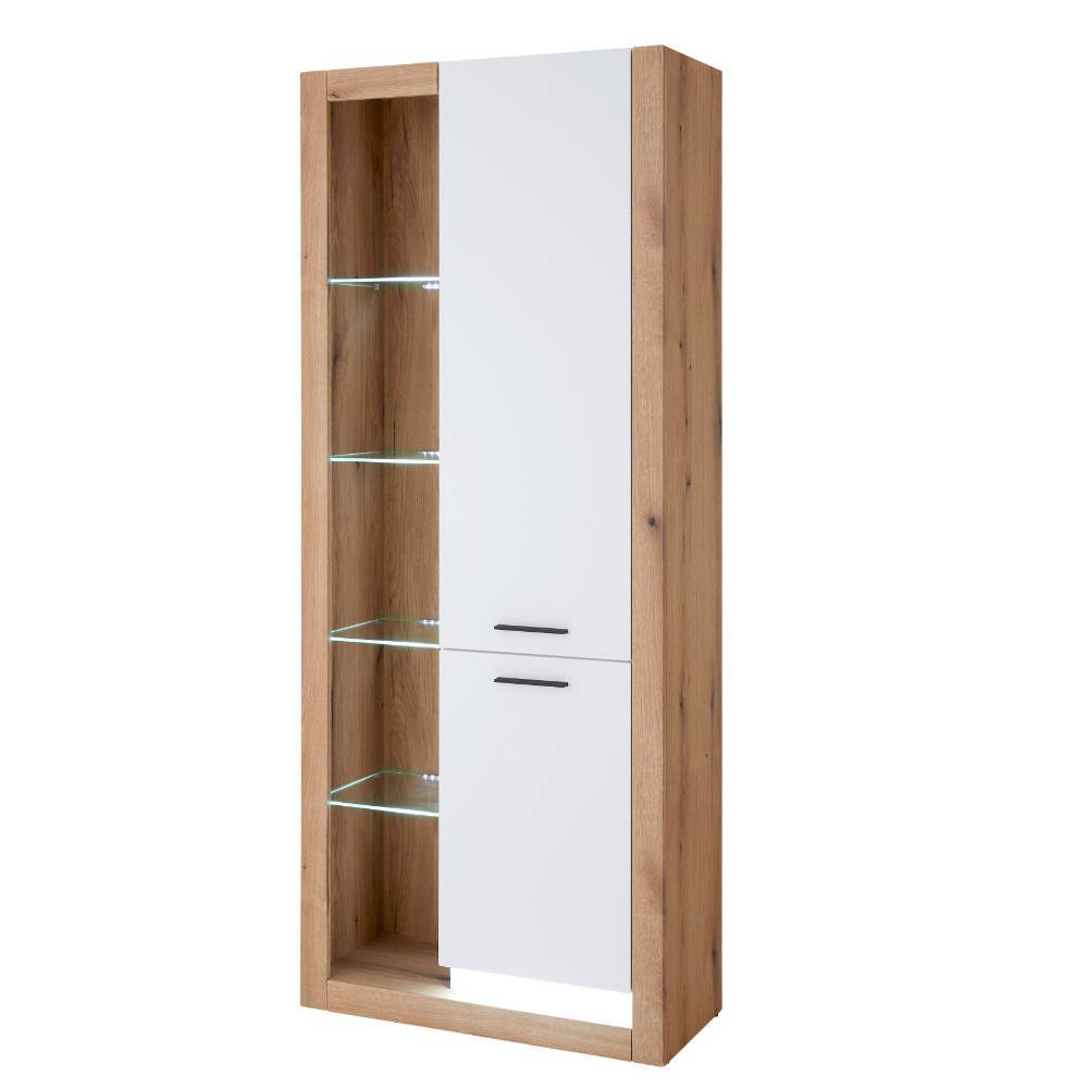 Hoher Vitrinenschrank in Holzoptik und Weiß mit Glasböden und geschlossener Tür – Adejano
