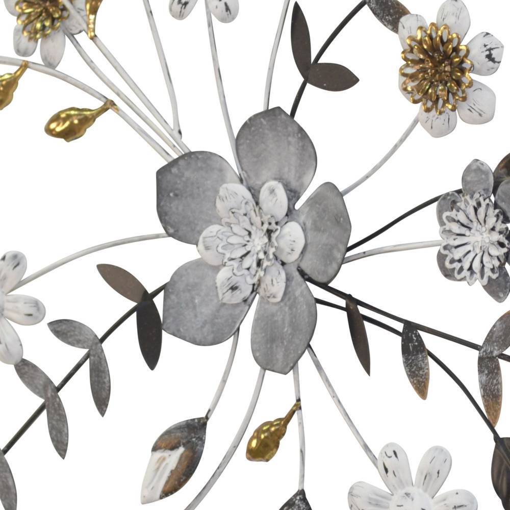 Florale Metall Wanddekoration mit grauen und weißen Blüten und goldenen Akzenten - Consol