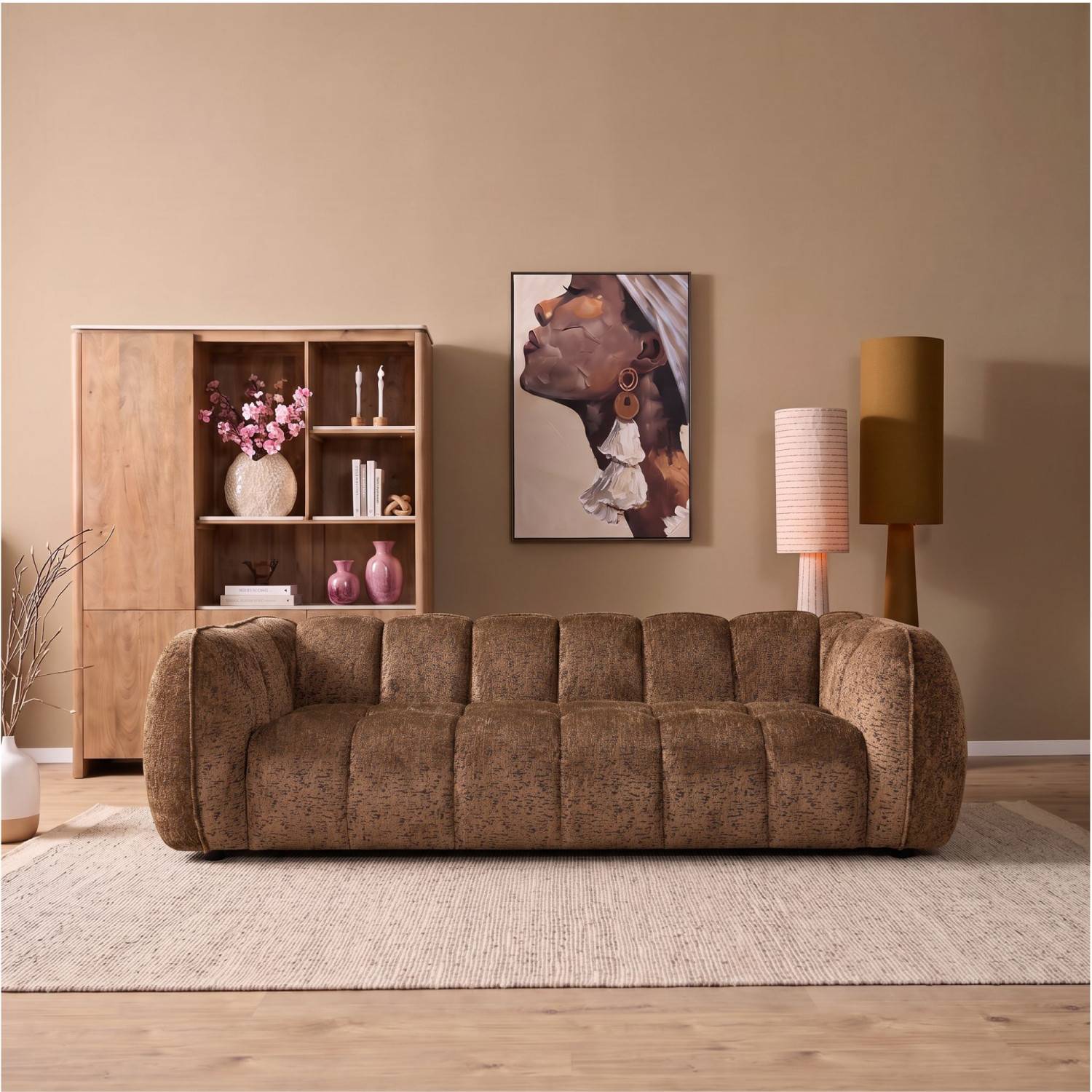 Modernes braunes Sofa mit Kanalsteppung und breiten Armlehnen im Wohnzimmerambiente – Pedro
