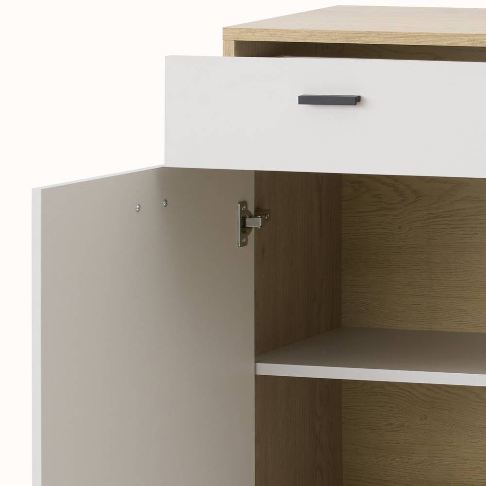 Geöffnete Schranktür des beigen Sideboards mit praktischen Einlegeböden für zusätzlichen Stauraum – Dasanti