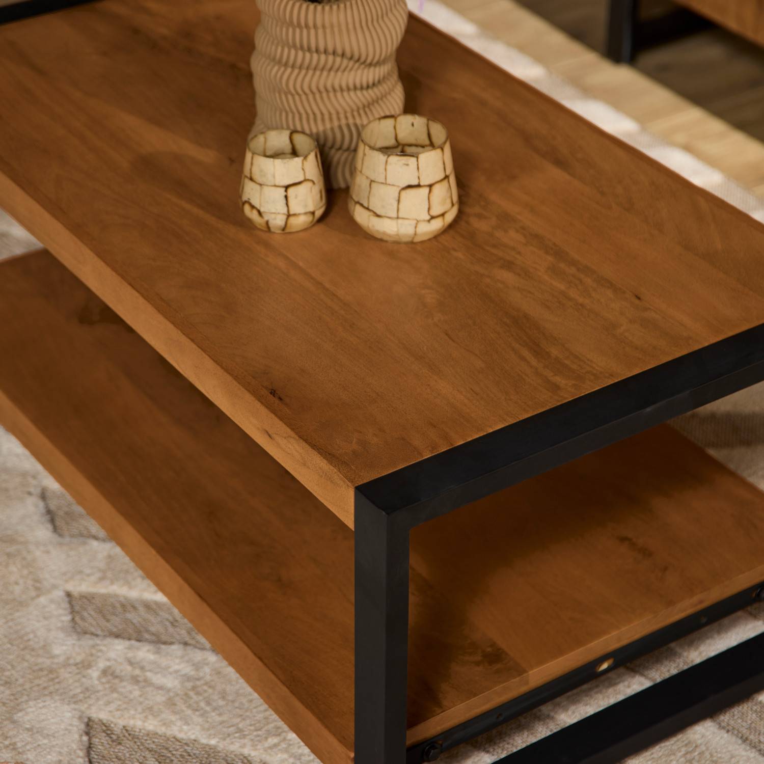 Holzplatte des Couchtisches mit Maserung und schwarzem Metallrahmen – Ceria
