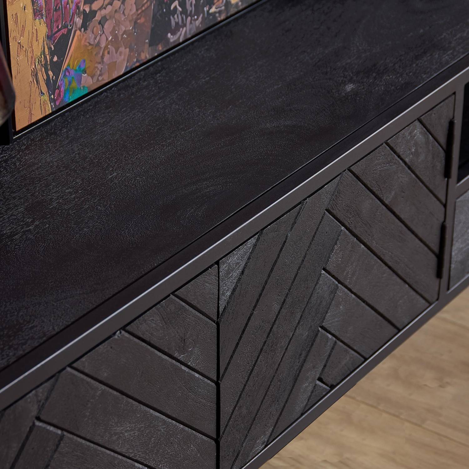 Schwarzes TV Board aus Mangoholz mit Herringbone Muster und Holzstruktur – Lida