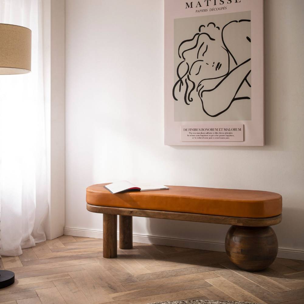 Elegante Lederbank in Cognacbraun mit Massivholzgestell im Raum – Stevarda