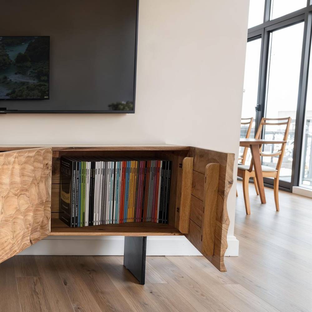Design TV Möbel aus Akazie mit geöffneter Tür und Fächern für Medien – Middle