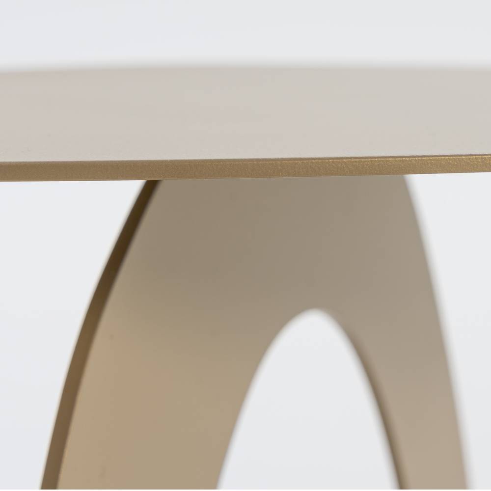 Champagnerfarbene Tischplattenkante und geschwungener Standfuß des Design-Beistelltisches – Cantoon