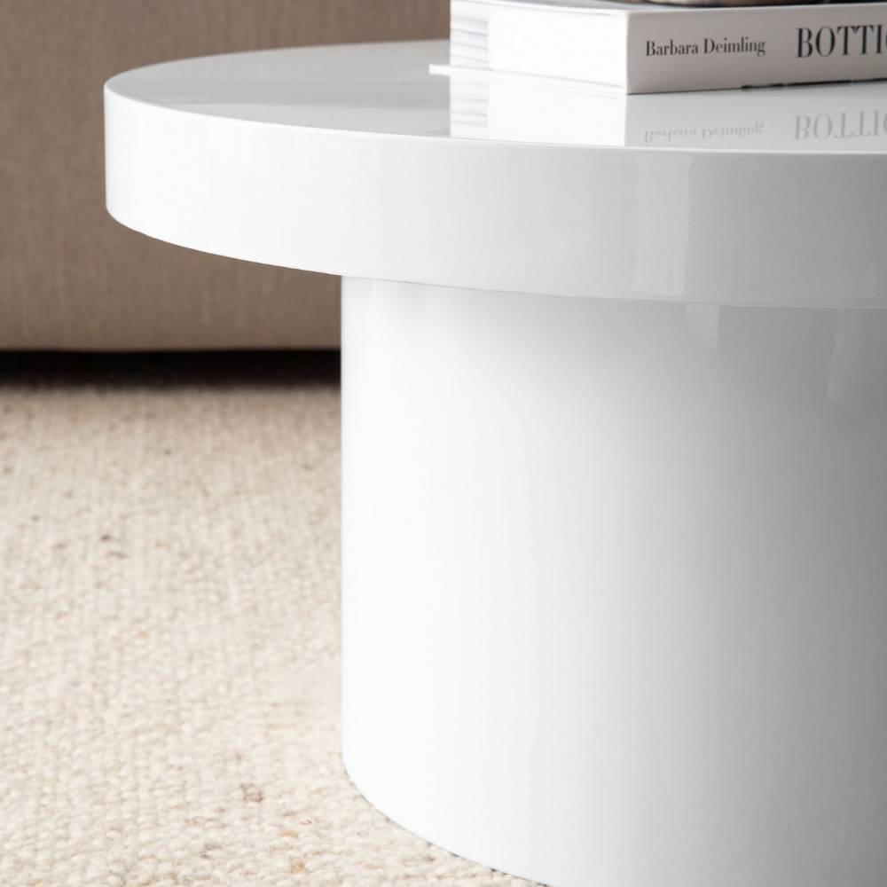 Weißer runder Couchtisch mit glänzender Oberfläche im modernen Wohnzimmer – Azzura