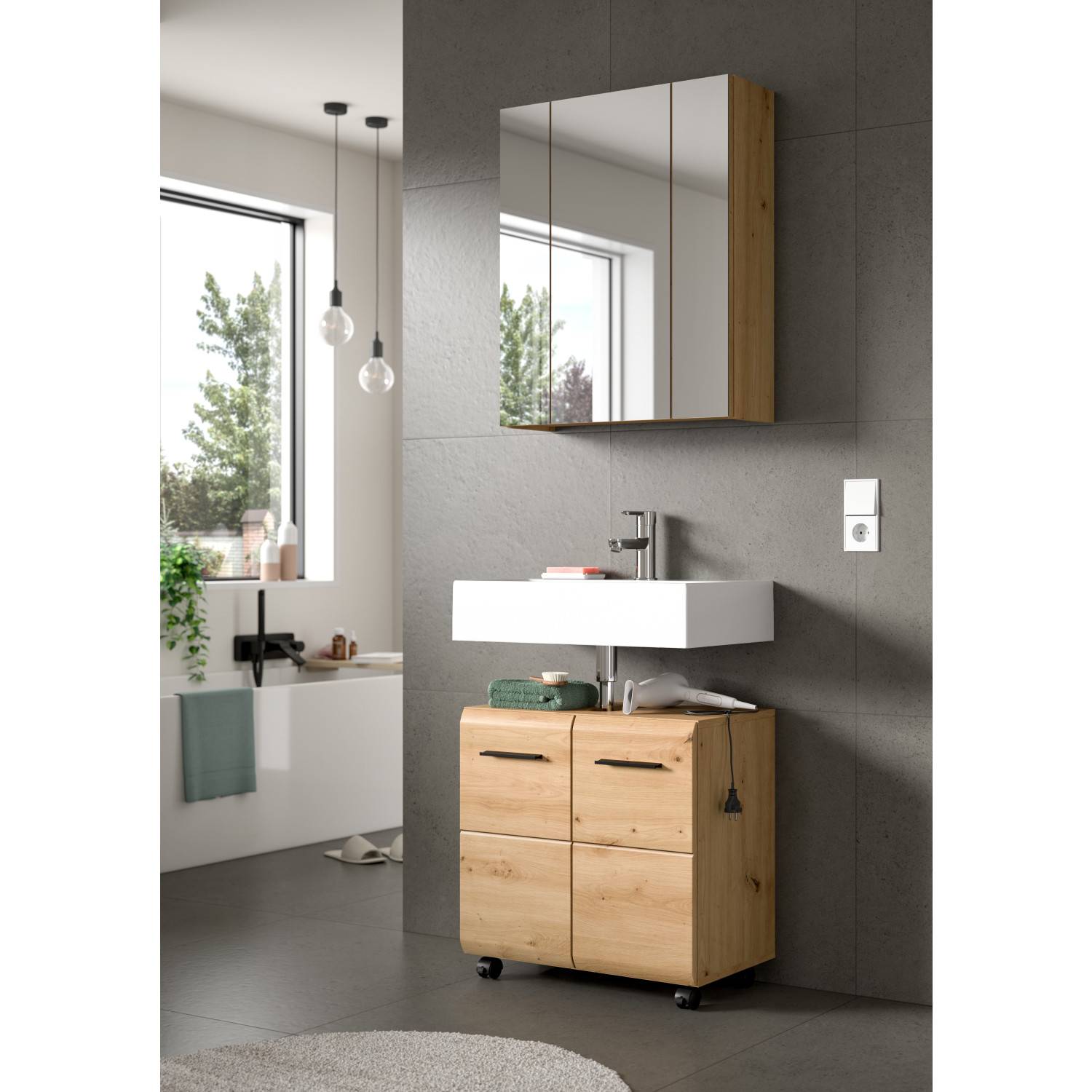 Holz Badkommode mit natürlicher Maserung unter einem Waschbecken im modernen Badezimmer – Canopus