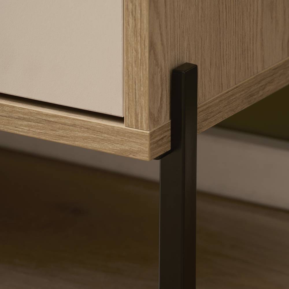 Detailansicht der Eiche Holzoptik des Möbelstücks mit elegantem schwarzen Metallfuß – Dasanti