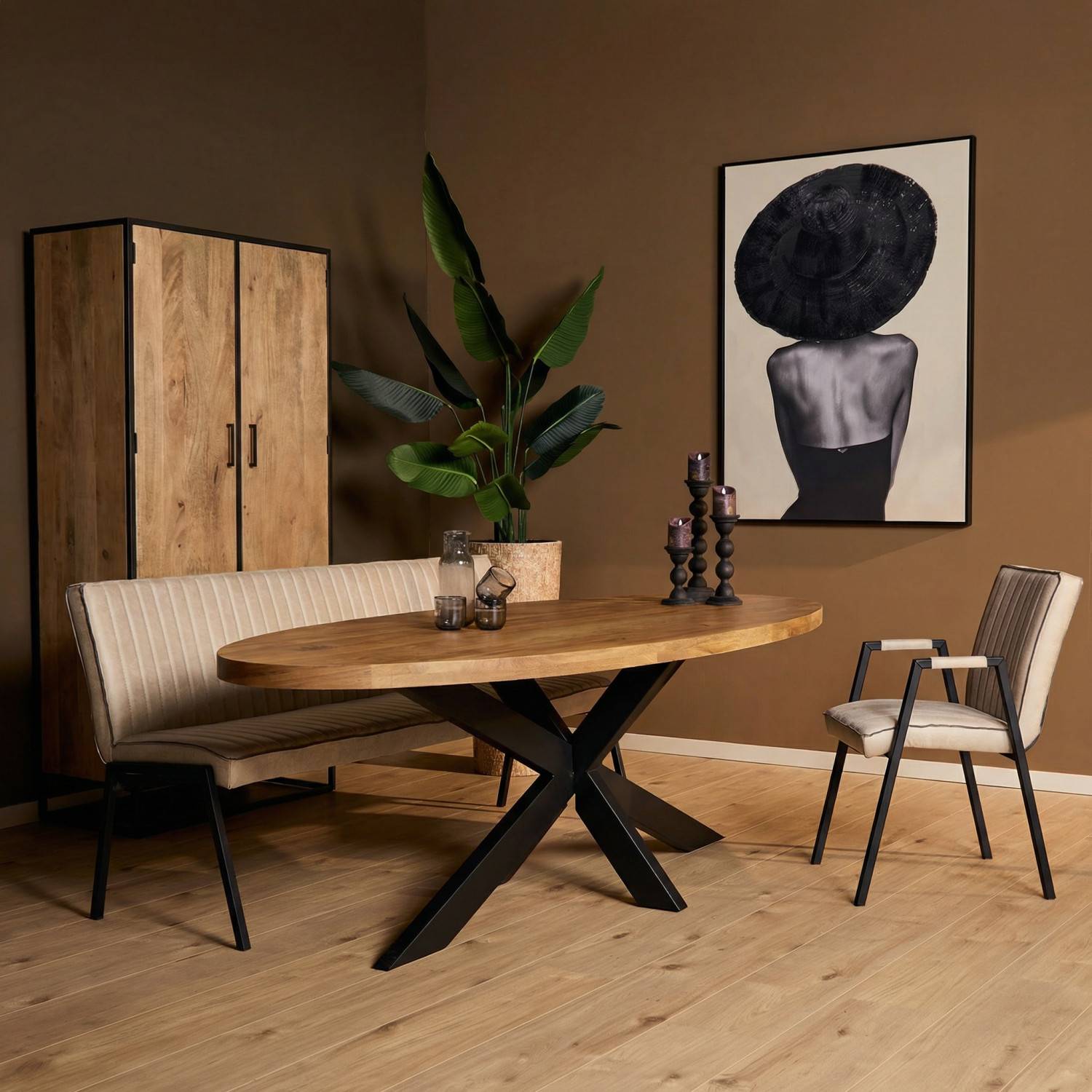 Großer ovaler Esszimmertisch aus Mangoholz mit schwarzem Metallgestell in modernem Esszimmer – Drovens