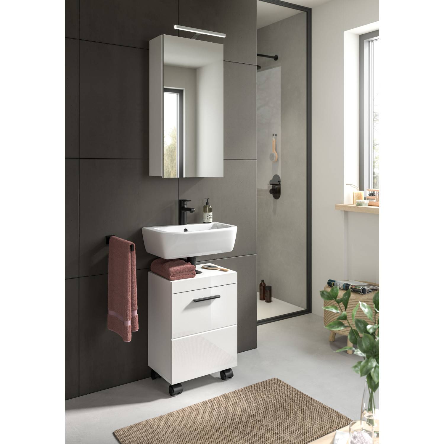 Modernes Badezimmer mit weißem Badspiegelschrank und mobilem Unterschrank mit Waschbecken – Etna
