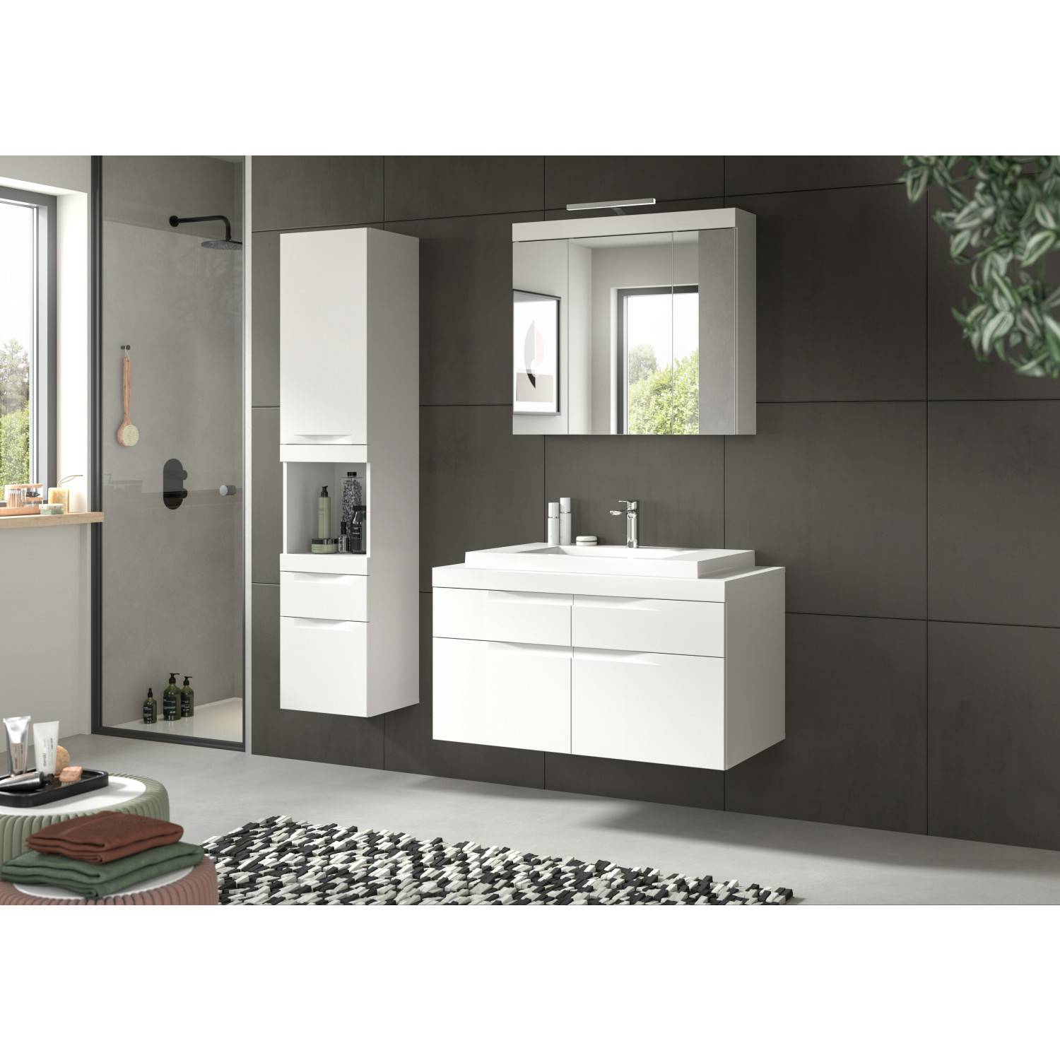 Modernes weißes Badmöbelset in Badezimmeransicht mit Waschtisch, Spiegel und Hochschrank – Bruna