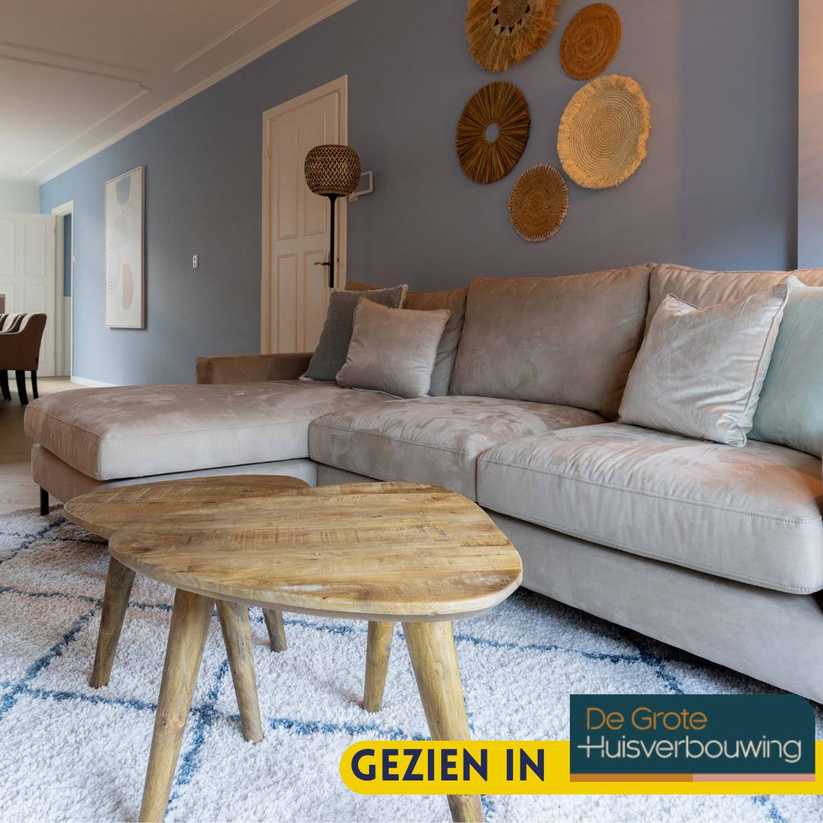 Dreieckige Beistelltische aus Mangoholz als Satztisch im modernen Wohnzimmer – Tenerife