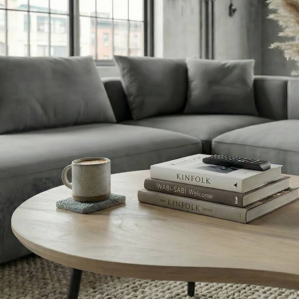 Heller Mangoholz Nierentisch mit mattweißer Oberfläche als Couchtisch im Wohnzimmer – Yaniz