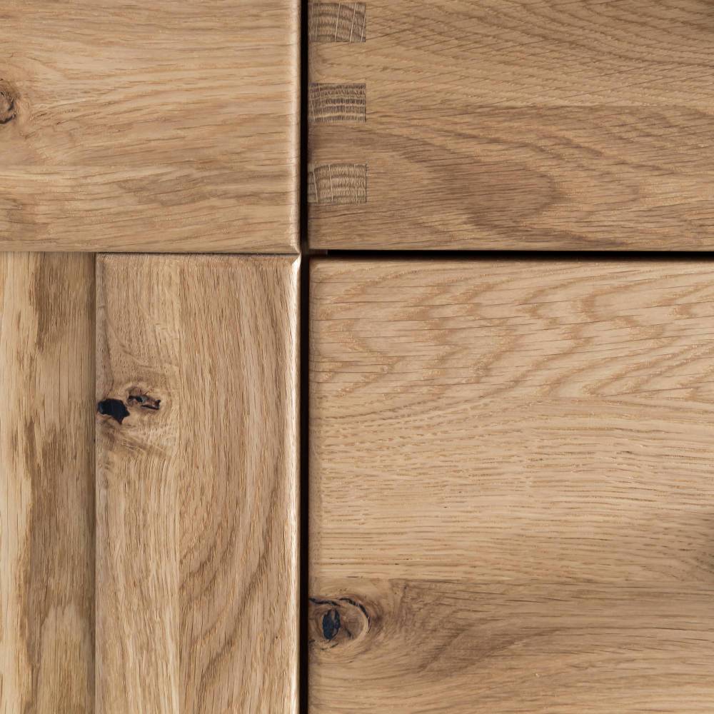 Natürliche Holzmaserung mit Astlöchern und Schwalbenschwanzverbindung des Sideboards – Riostar