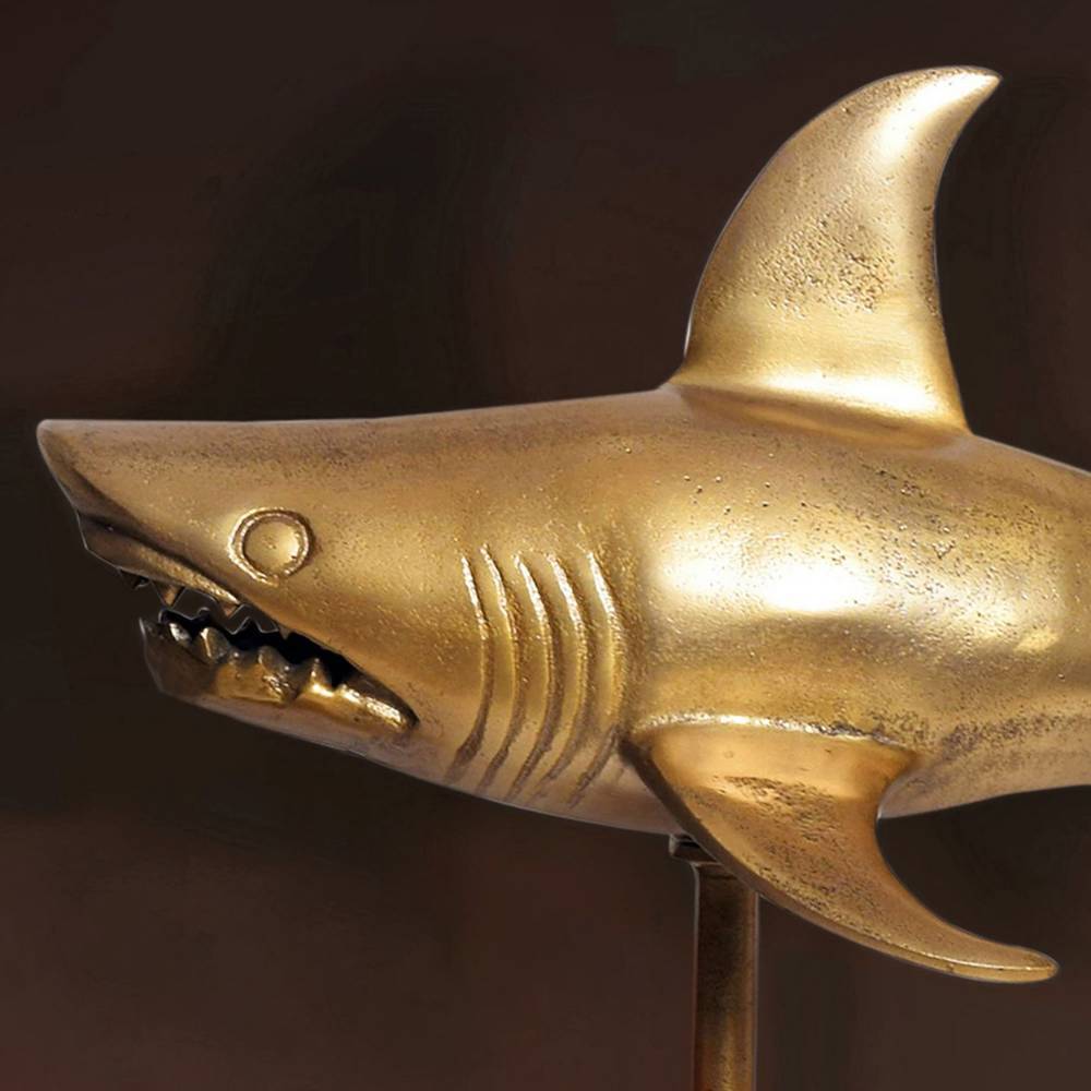 Goldener Haifischkopf der Skulptur mit geöffnetem Maul und scharfen Zähnen – Estang