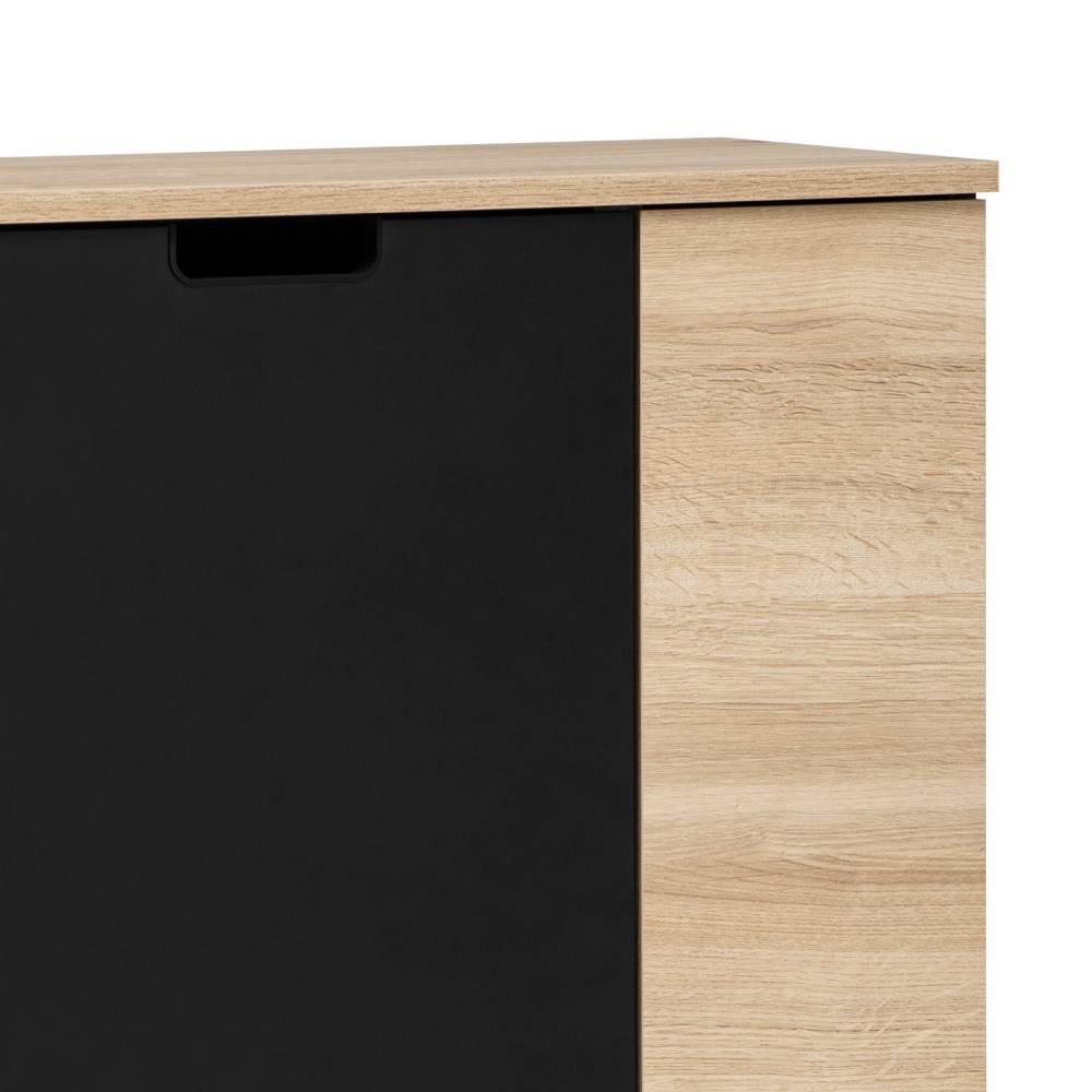 Integrierte Griffmulde an der schwarzen Tür des Badezimmer Highboards mit heller Holzplatte – Segradon
